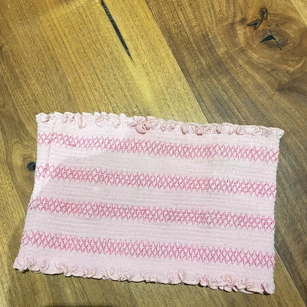 Urban outfitters Bandeau very cute and has a tight hold. In great condition!